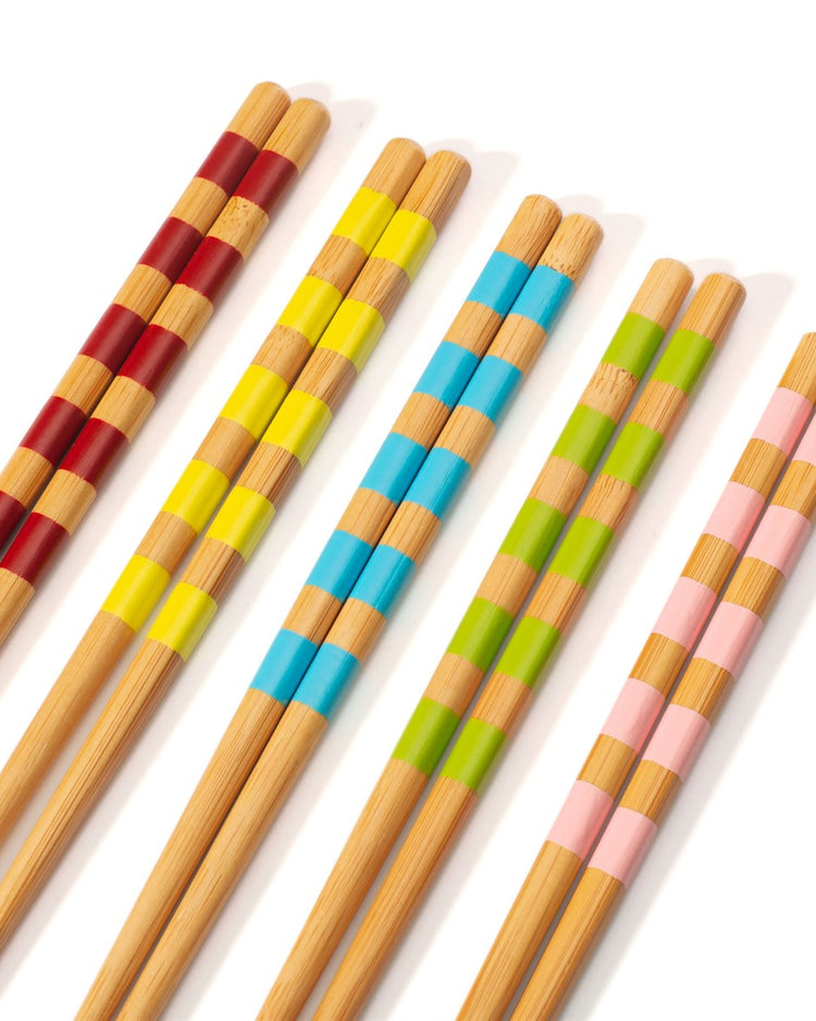 Cinq baguettes en bambou avec motifs rayés colorés