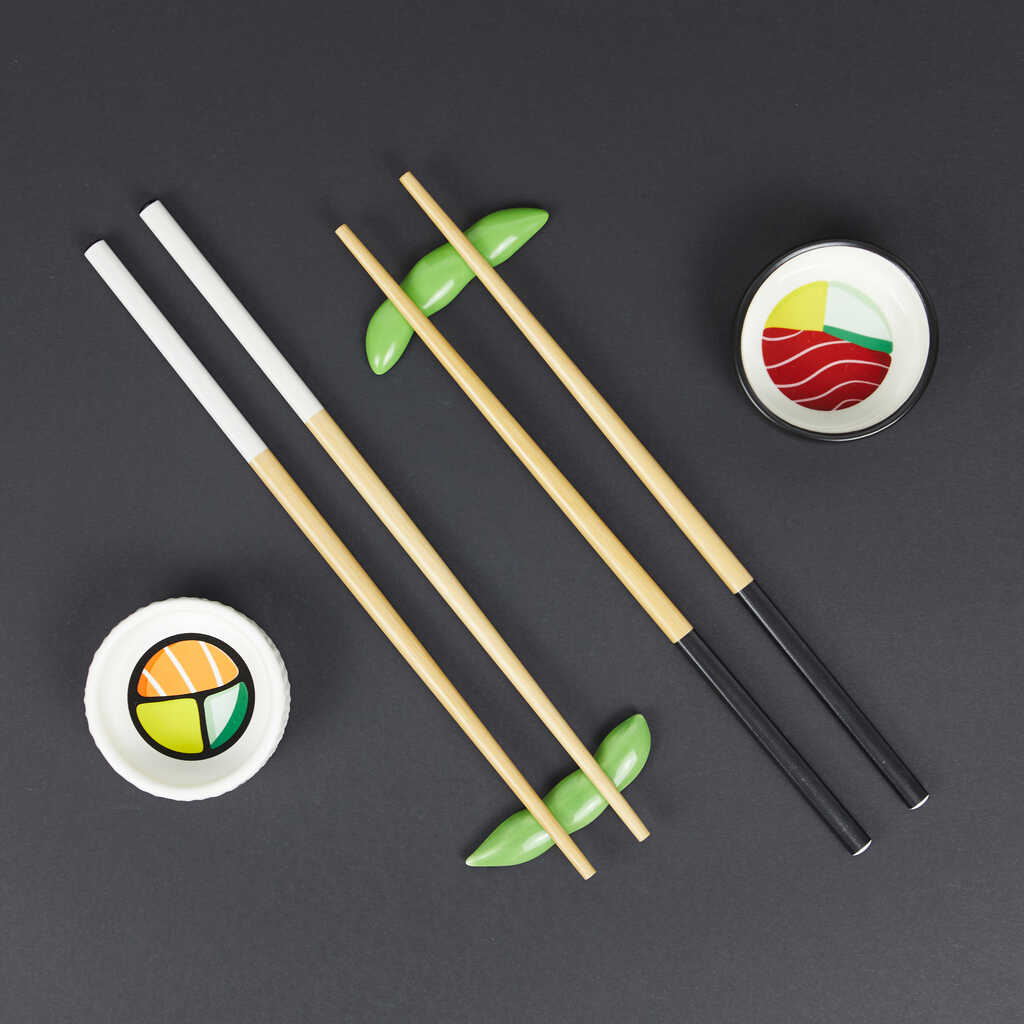 Mini-bols en forme de makis pour sauce soja dans le set sushi.