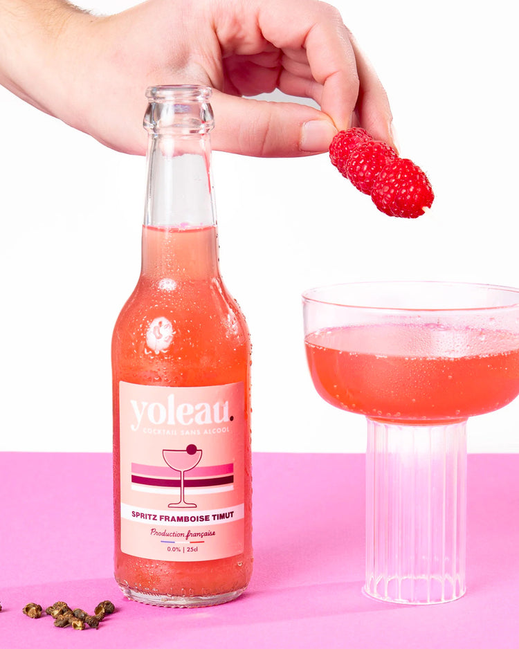 Bouteille de spritz framboise avec étiquette colorée et pétillante