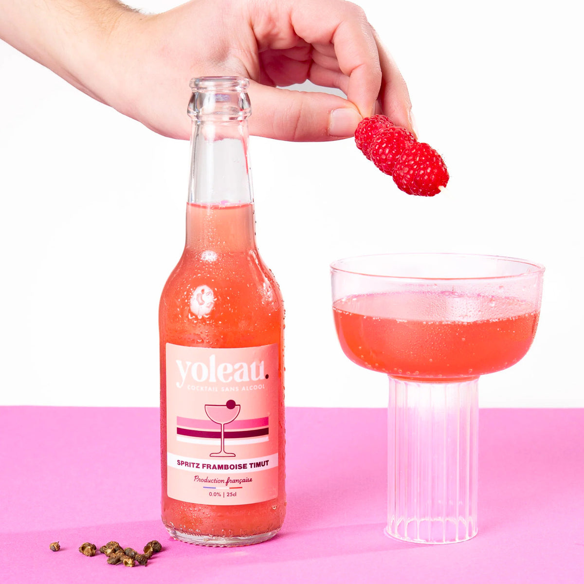 Bouteille de spritz framboise avec étiquette colorée et pétillante