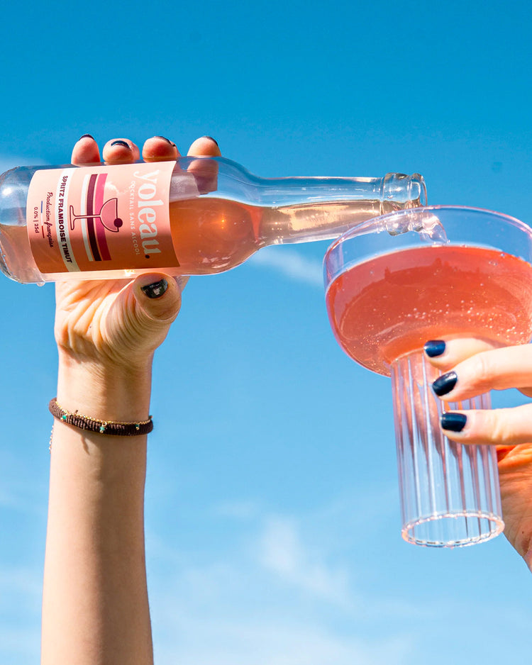 Bouteille de spritz framboise avec étiquette colorée et pétillante
