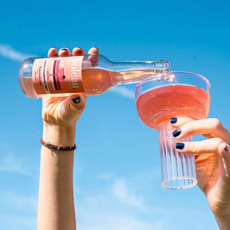 Bouteille de spritz framboise avec étiquette colorée et pétillante