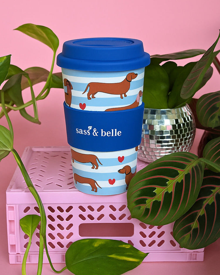 Gobelet de voyage avec motif teckel sur fond blanc.