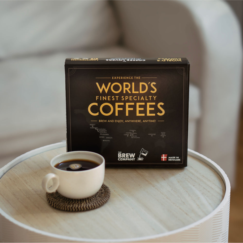 Coffret de café avec trois sachets individuels en vue aérienne.