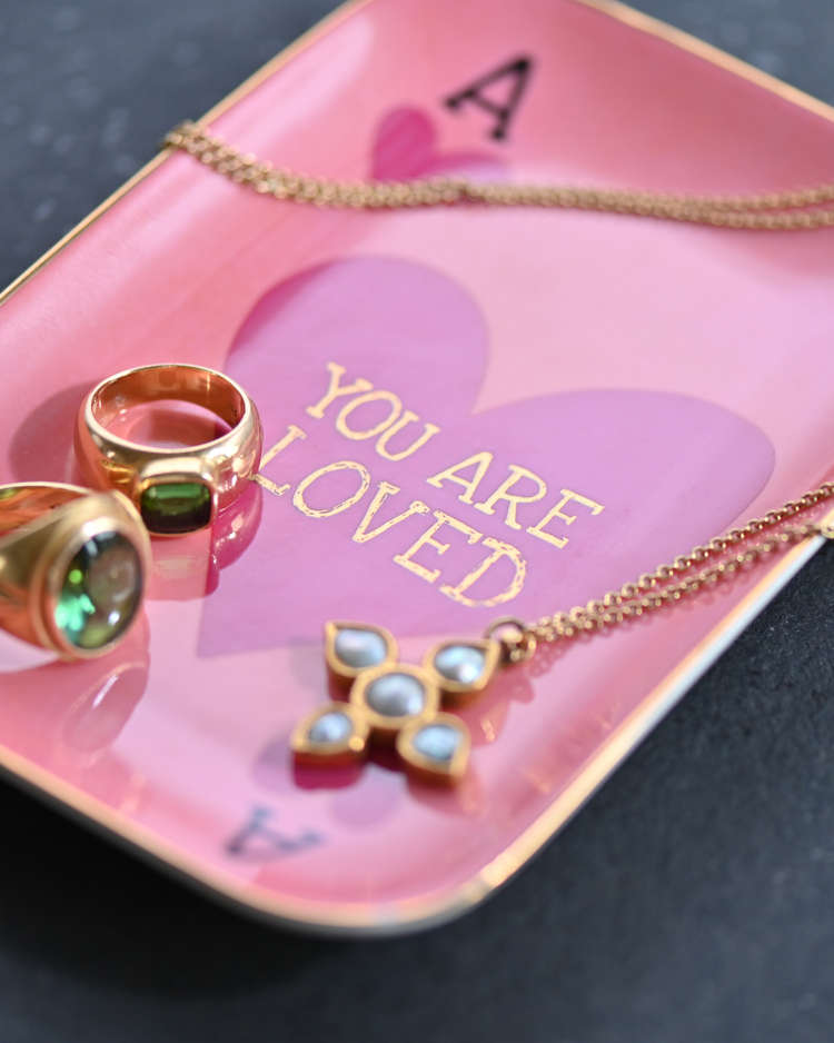 Vide-poche rose avec inscription 'You are loved' en détail