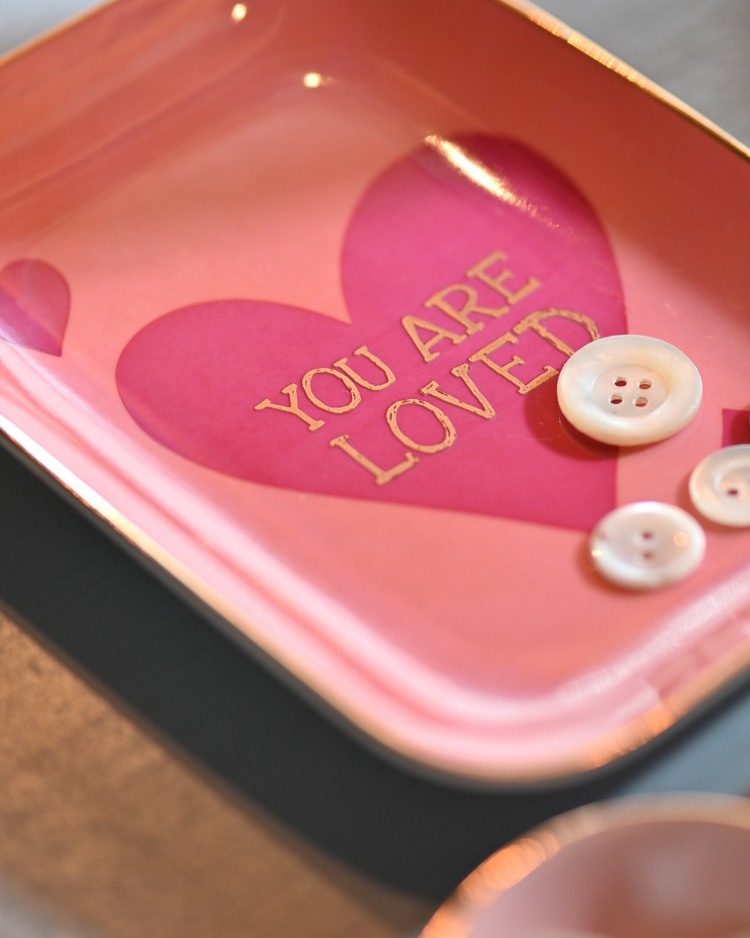Vide-poche rose avec inscription 'You are loved' en vue de dessus