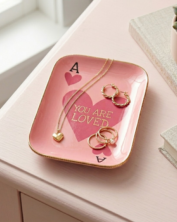 Vide-poche rose avec inscription 'You are loved' en vue de dessus