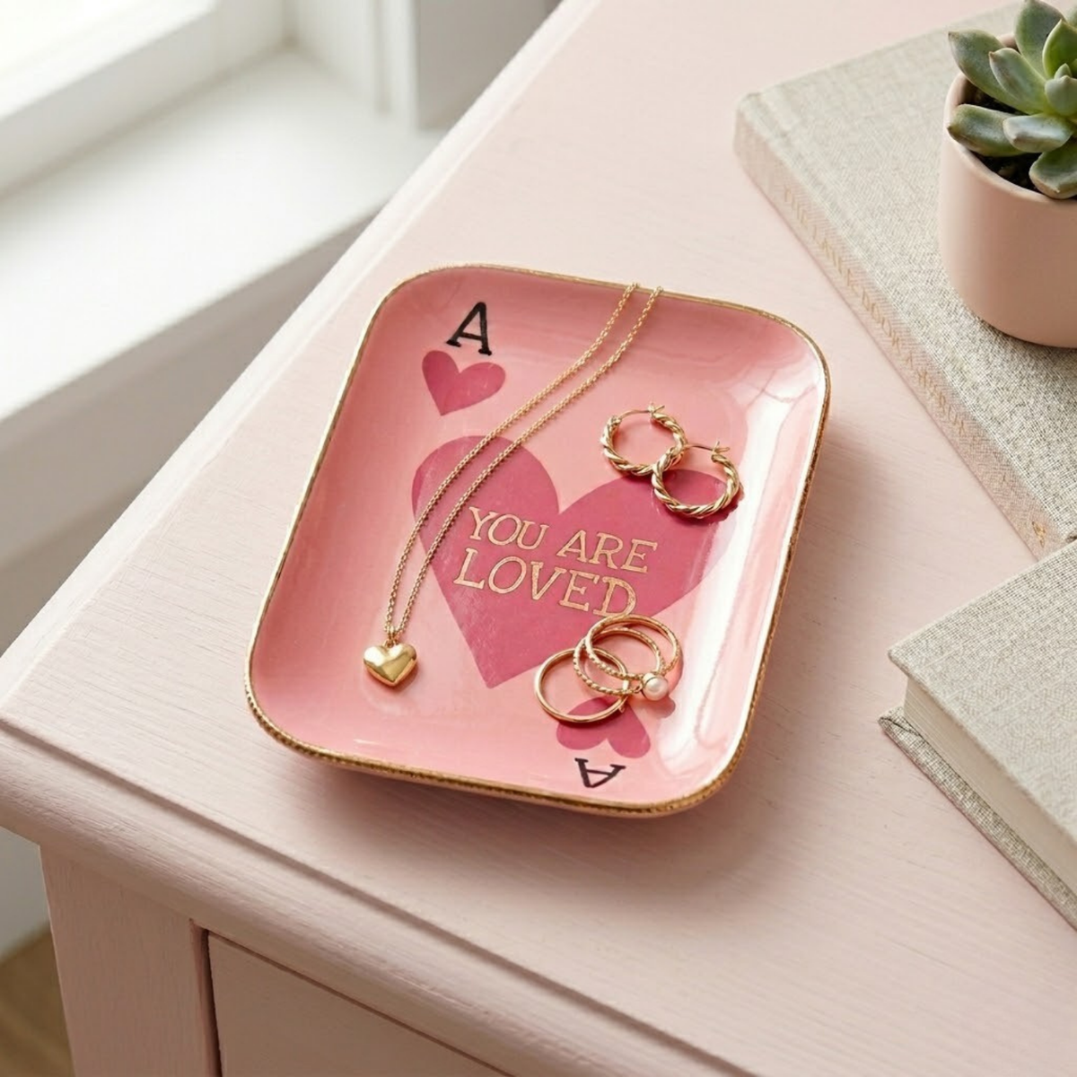 Vide-poche rose avec inscription 'You are loved' en vue de dessus