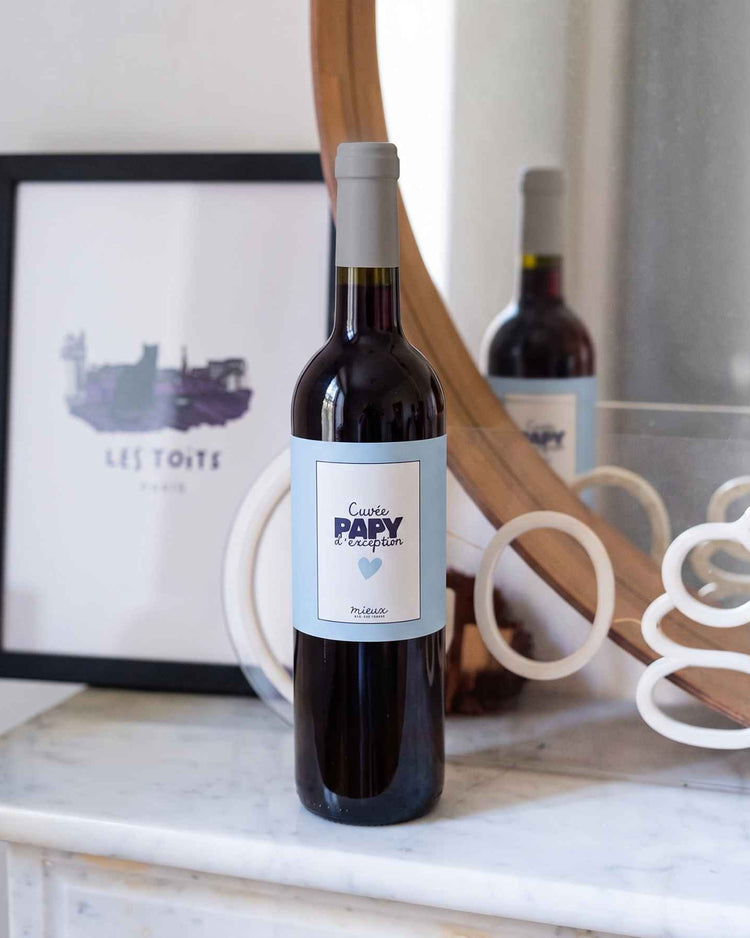 Bouteille de vin rouge avec étiquette 'Papy d'exception
