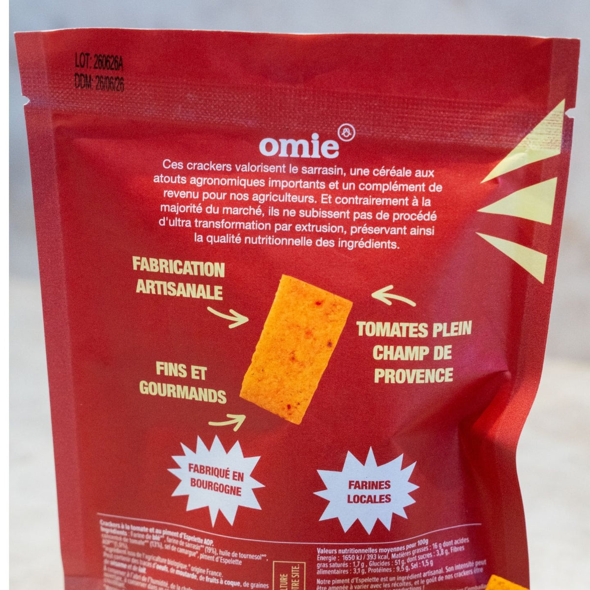 Crackers bio à la tomate avec texture croustillante
