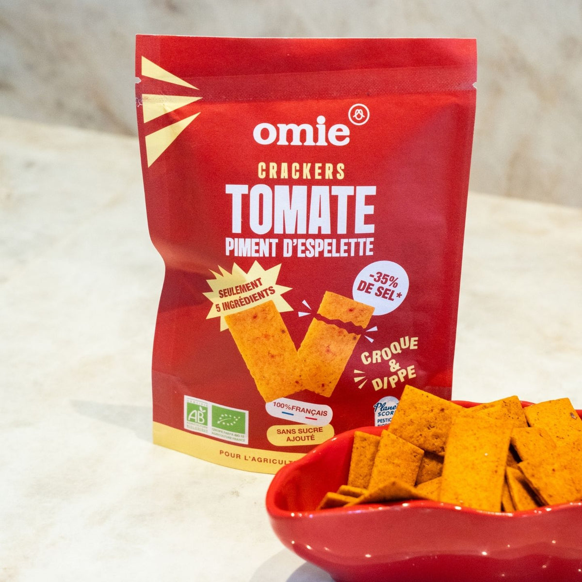 Crackers bio à la tomate avec texture croustillante