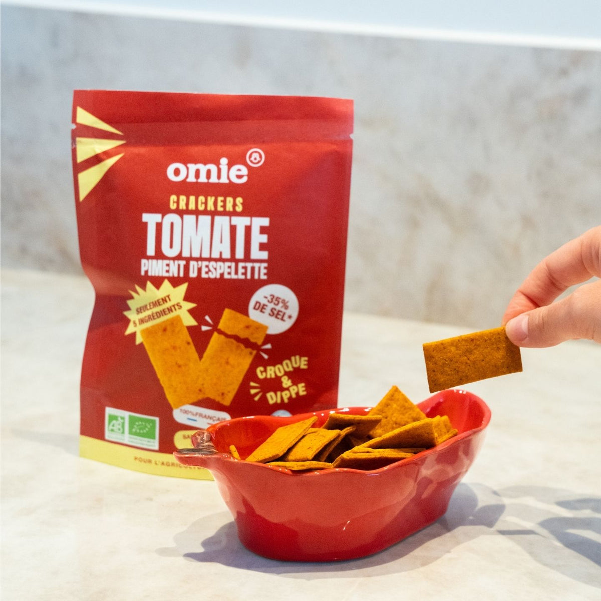 Crackers bio à la tomate avec texture croustillante