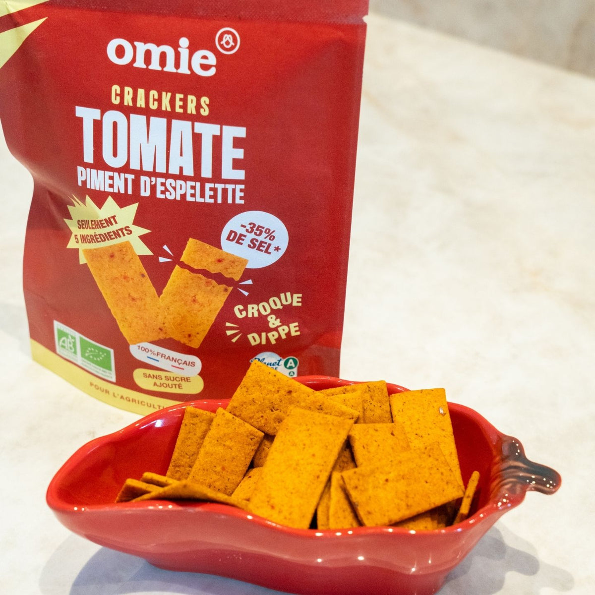 Crackers bio à la tomate avec texture croustillante
