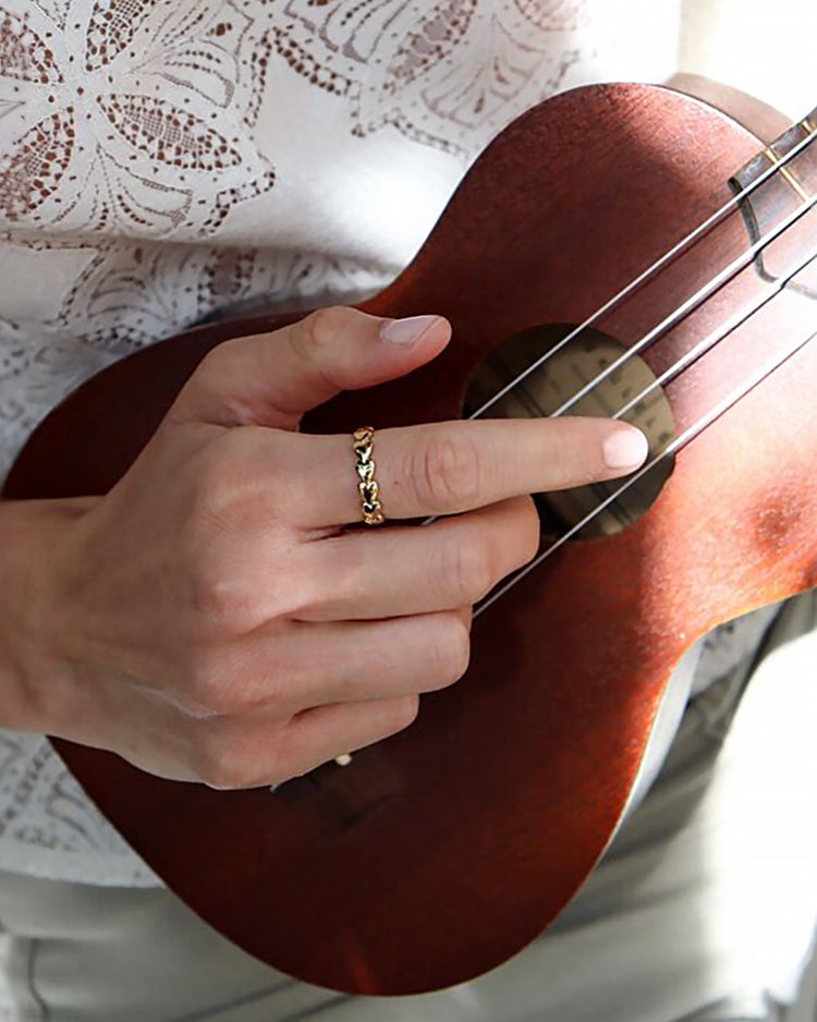 Bague Enola en plaqué or avec motifs de coeurs délicats