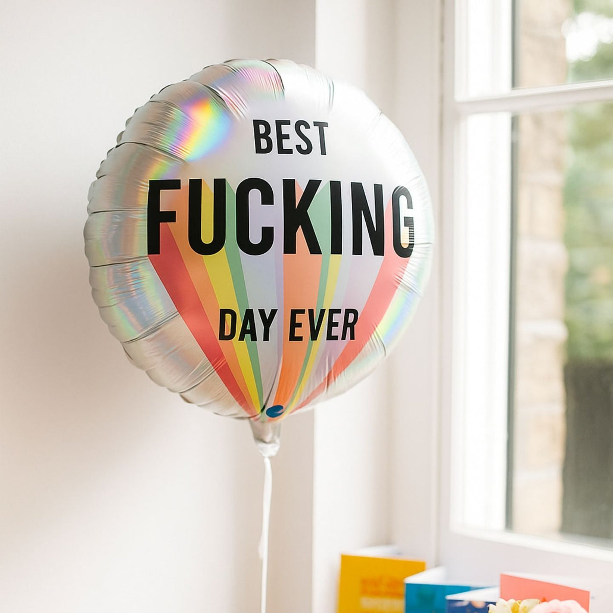 Ballon festif avec inscription 'Best Fucking Day Ever' en gros plan