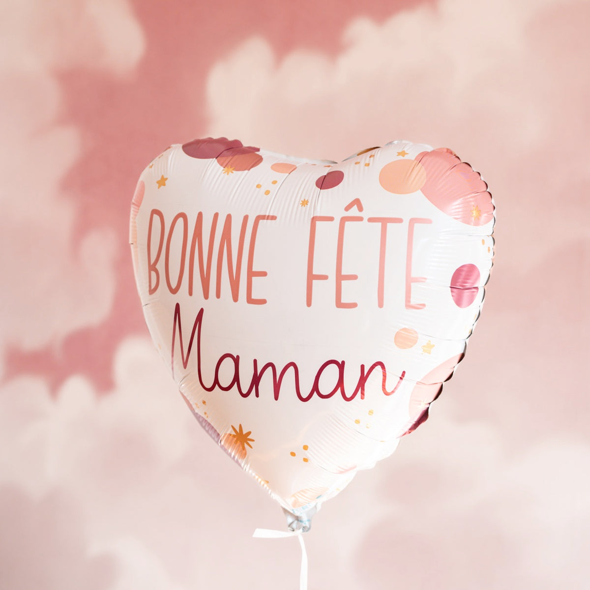 Ballon cœur 'Bonne Fête Maman' avec motif coloré et brillant.