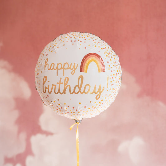 Ballon arc-en-ciel 'Happy Birthday' avec motifs festifs.