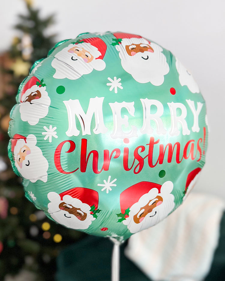 Ballon décoré de Pères Noël sur fond festif.