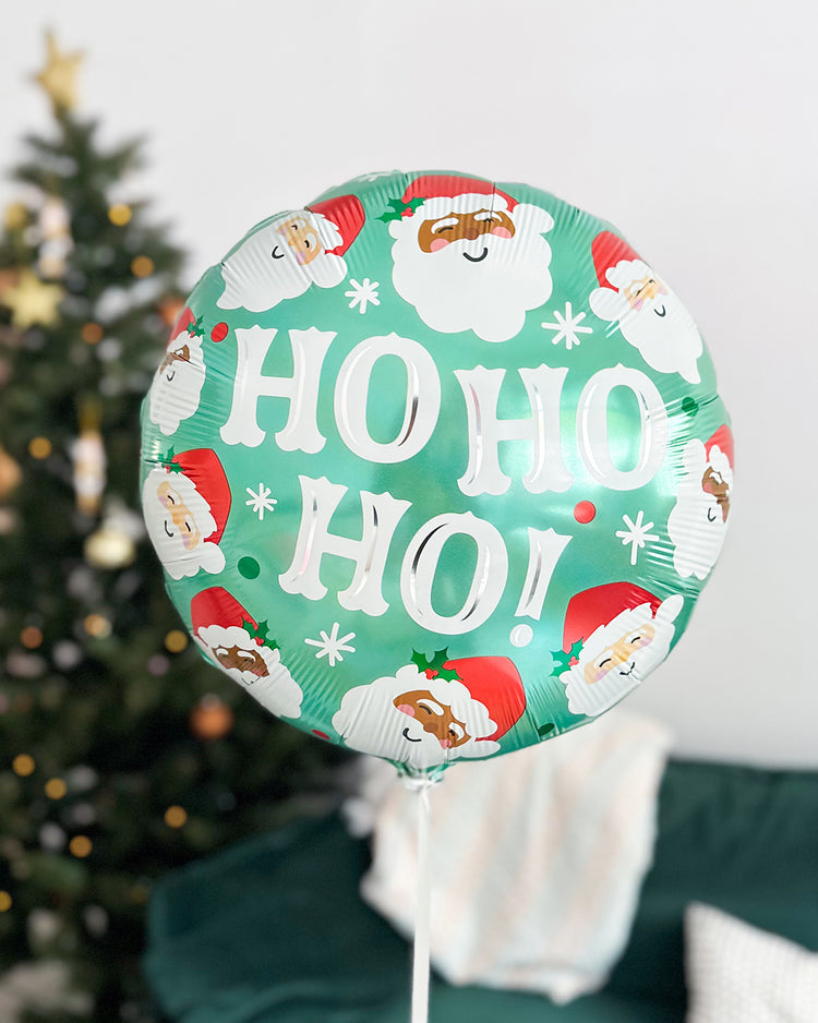 Ballon décoré de Pères Noël sur fond festif