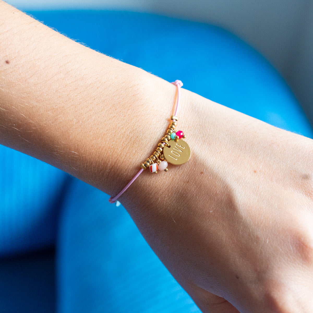 Bracelet doré en trèfle avec carte message de remerciement