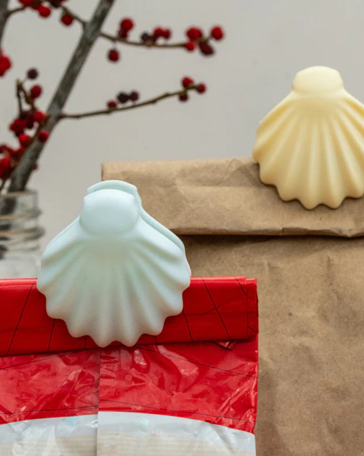 Pinces à sachets en forme de coquillage, vue de dessus