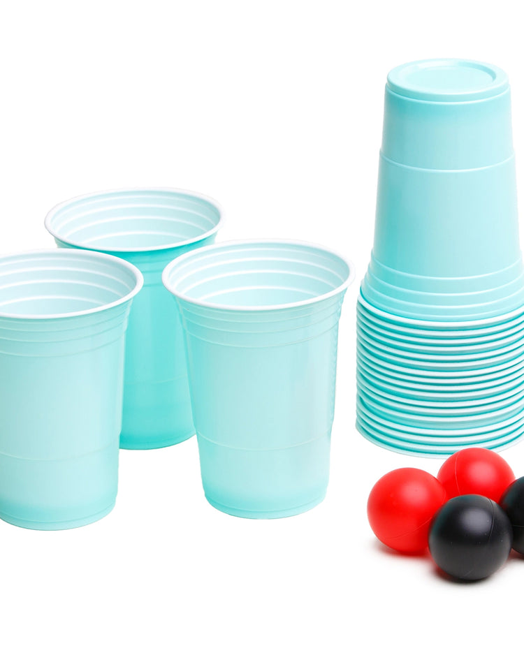 Jeu Beer Pong avec verres en plastique et balles blanches.