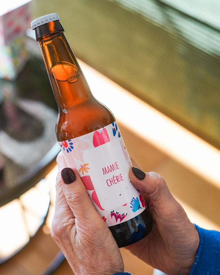 Bière Mamie Chérie avec étiquette colorée et design vintage