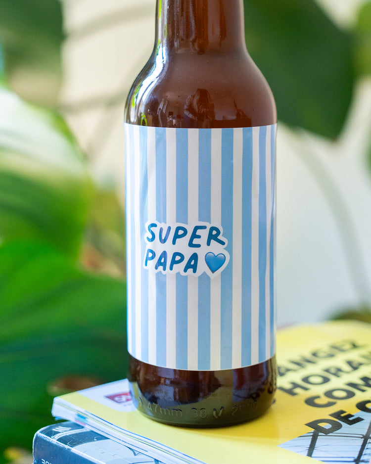 Bière Super Papa avec étiquette colorée et mousse crémeuse
