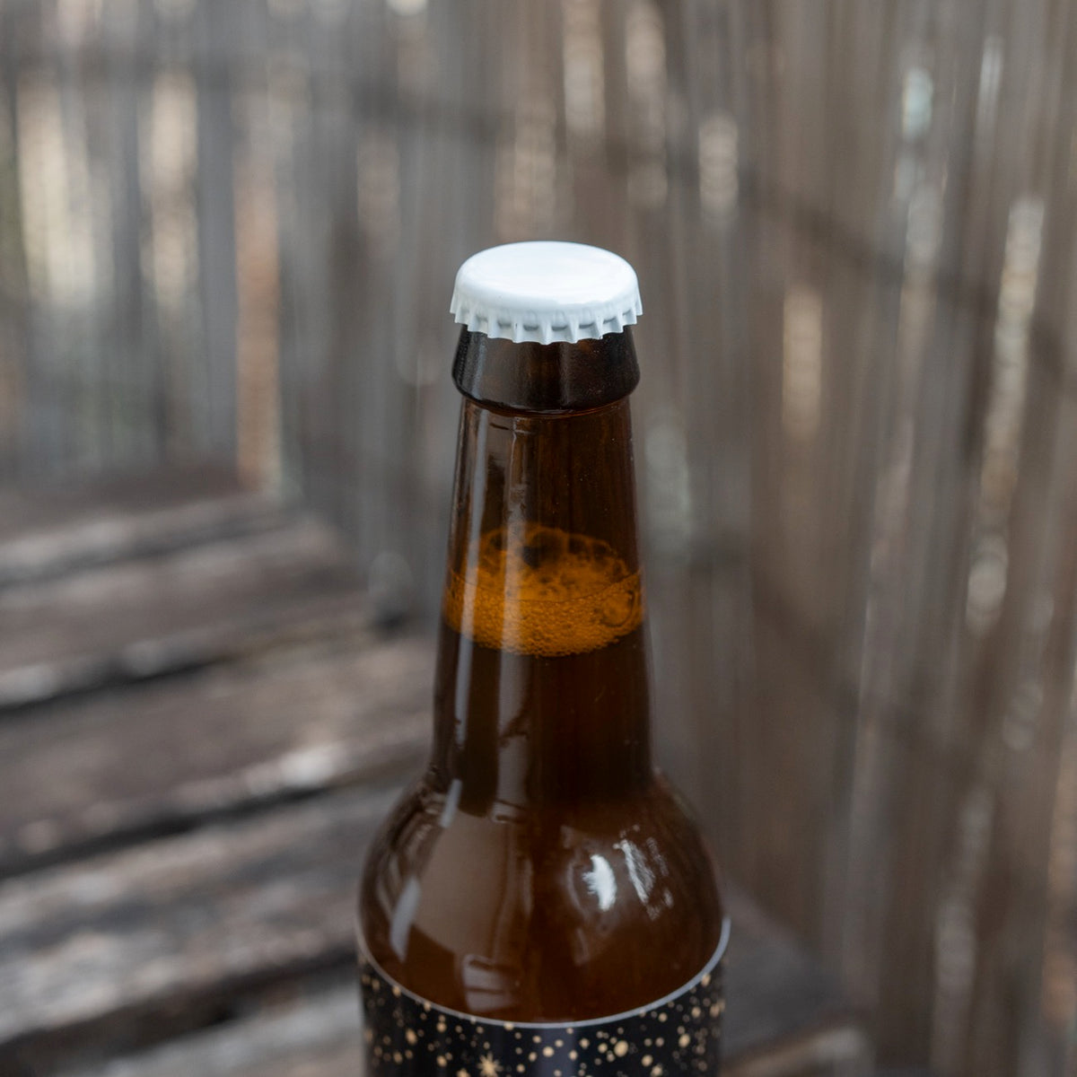 Bière Amour, Santé & Bonheur avec étiquette colorée et design élégant.