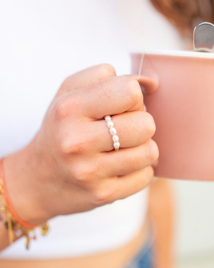 Bague ajustable en or avec perles d'eau douce brillantes.
