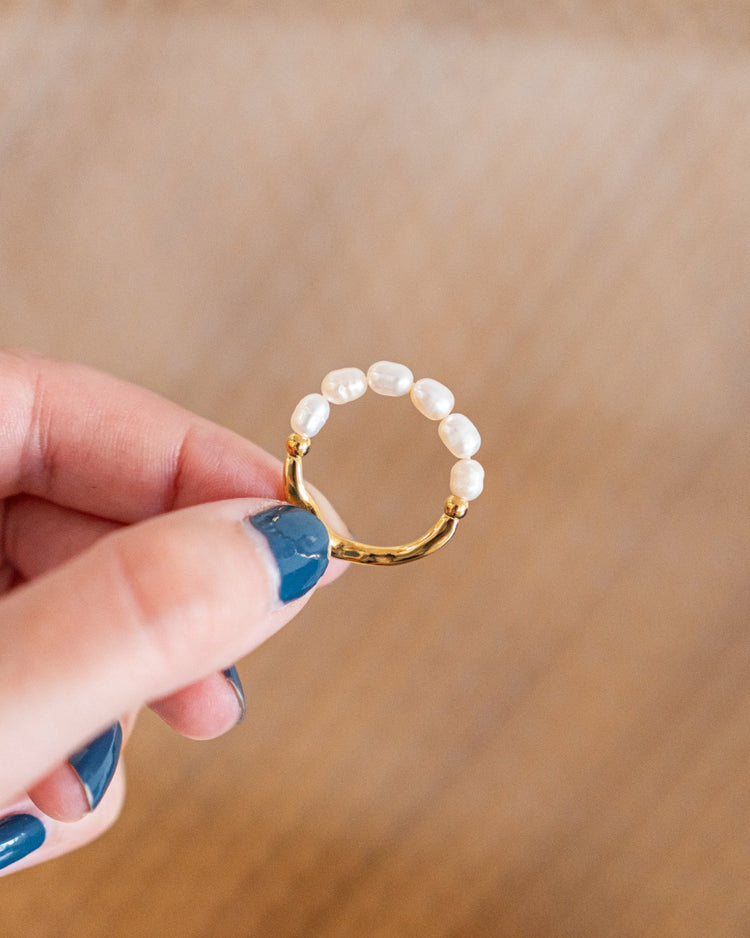 Bague ajustable en or avec perles d'eau douce brillantes.