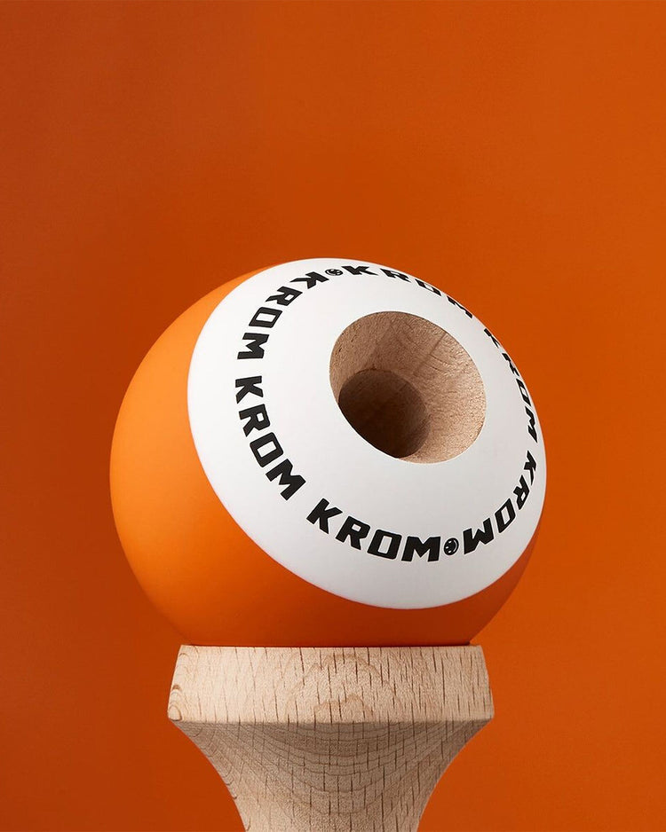 Kendama en bois avec boule en équilibre sur le pic central