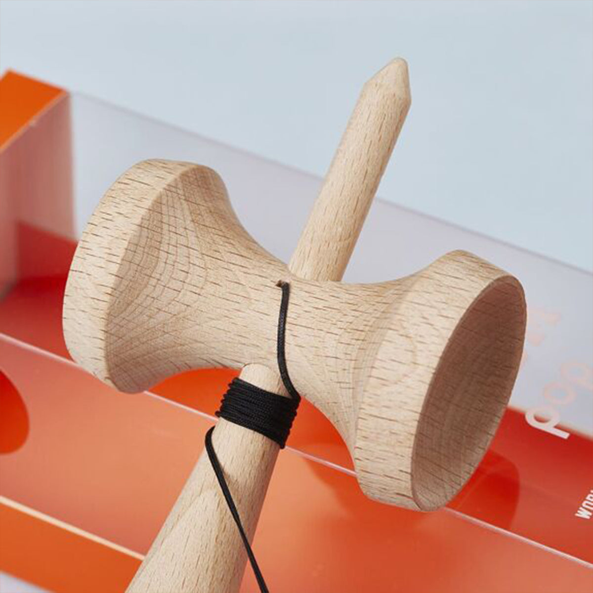 Kendama en bois avec boule en équilibre sur le pic central.