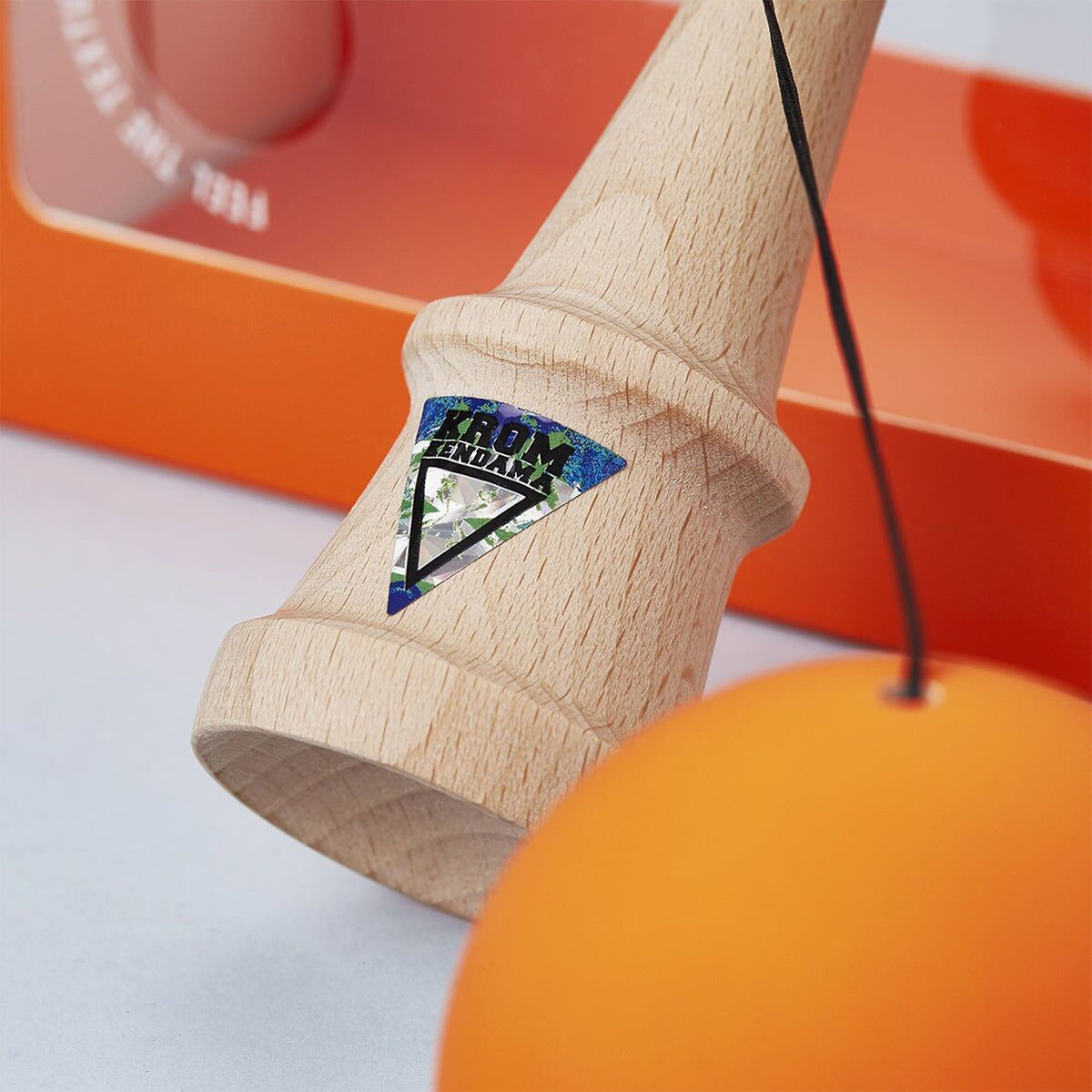 Kendama en bois avec boule en équilibre sur le pic