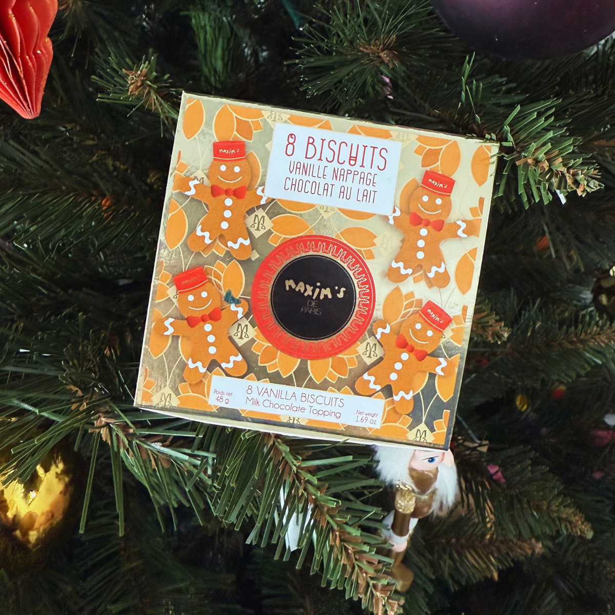 Biscuits de Noël chocolat au lait dans une boîte vintage