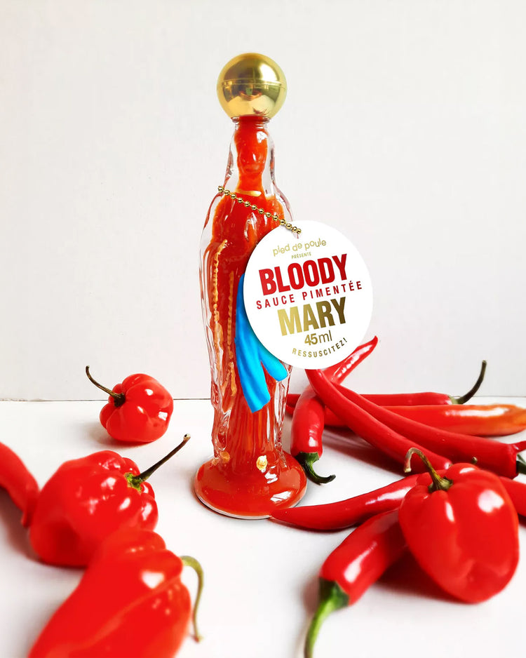 Bouteille de sauce pimentée Bloody Mary avec étiquette colorée.