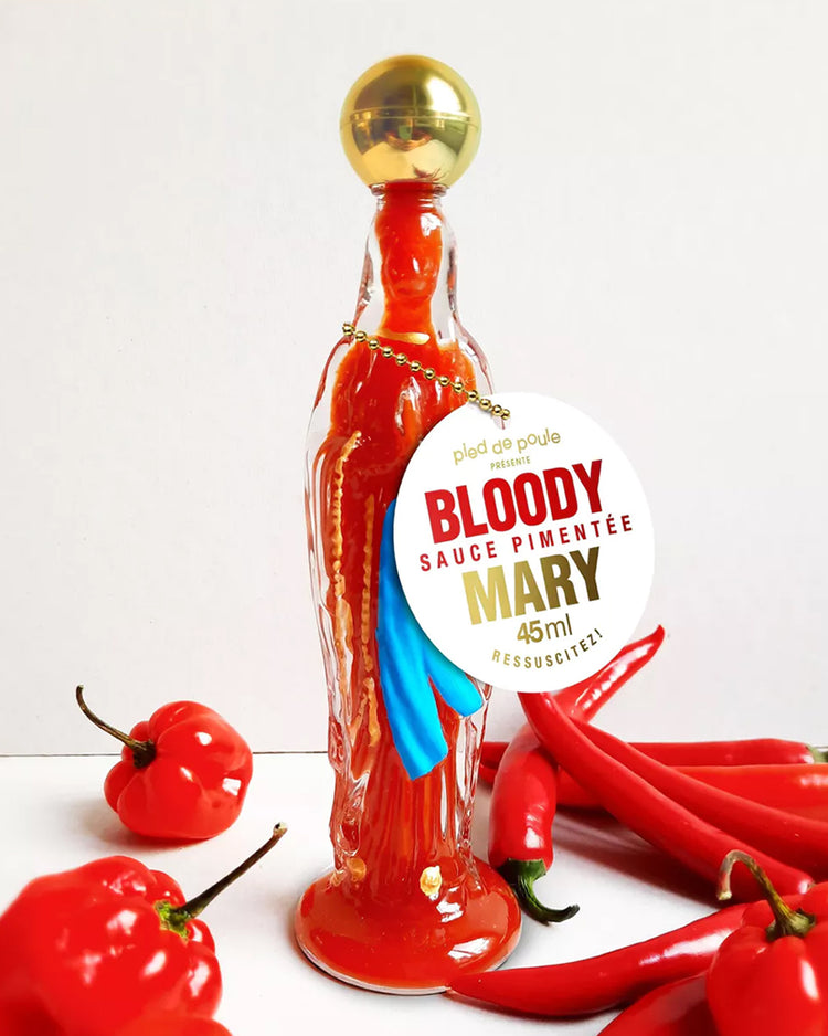 Bouteille de sauce pimentée Bloody Mary avec étiquette colorée.