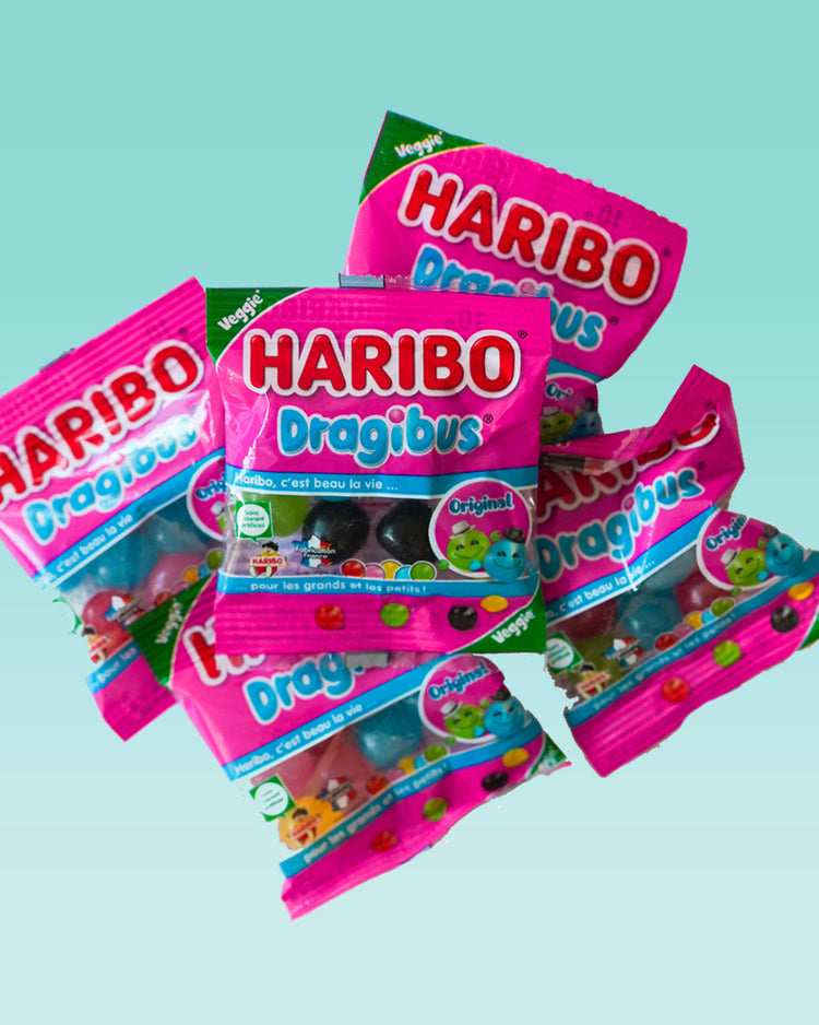 Cinq sachets de Dragibus avec un design coloré et joyeux.