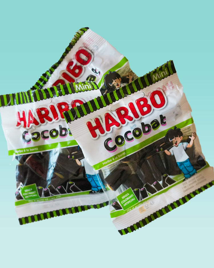 Cinq sachets de bonbons Haribo Cocobat en vue de face.