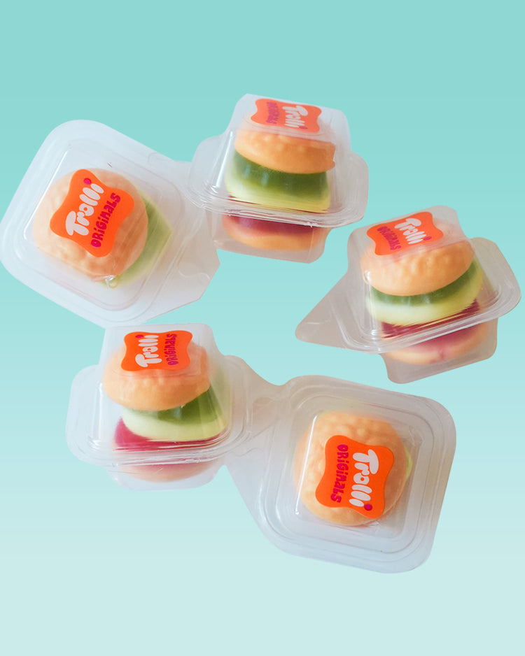 Cinq mini burgers moelleux sur une assiette blanche
