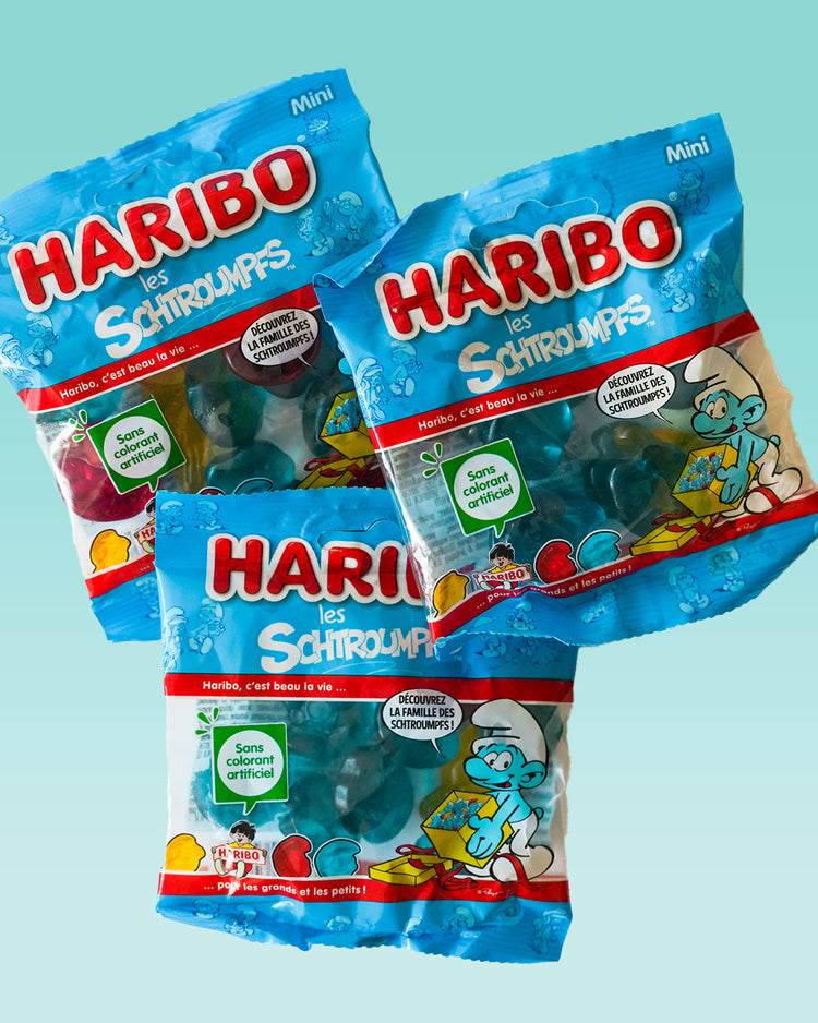 Cinq sachets de Mini Schtroumpfs avec motifs colorés.