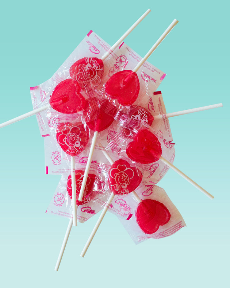 Sucettes en forme de cœur, vue rapprochée sur les détails colorés.