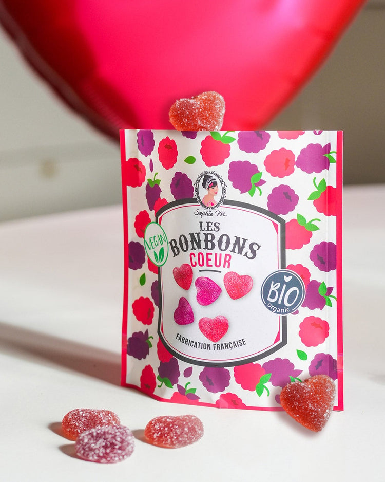 Sachet de bonbons en forme de cœur, texture brillante et colorée.