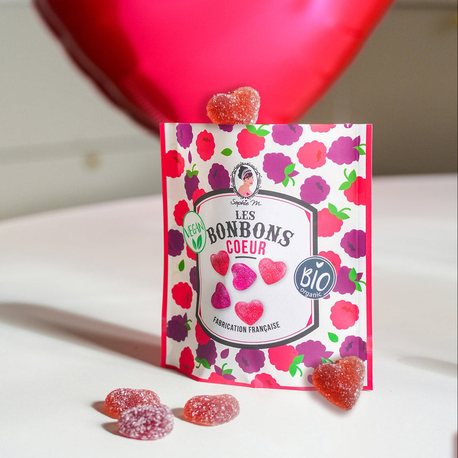 Sachet de bonbons en forme de cœur, texture brillante et colorée.