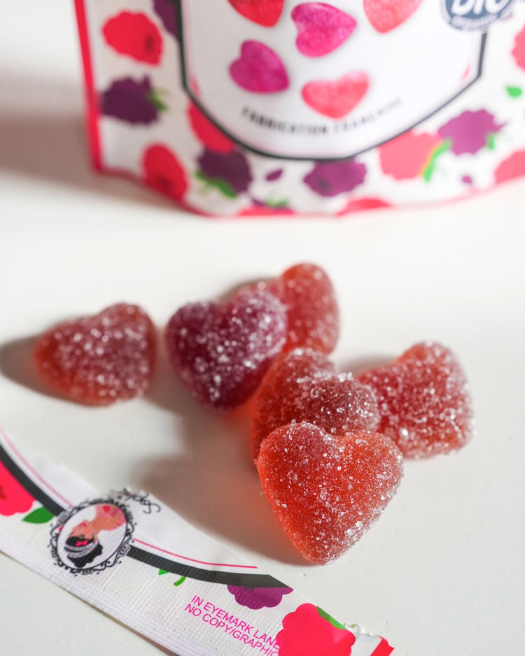 Sachet de bonbons en forme de cœur sur fond blanc