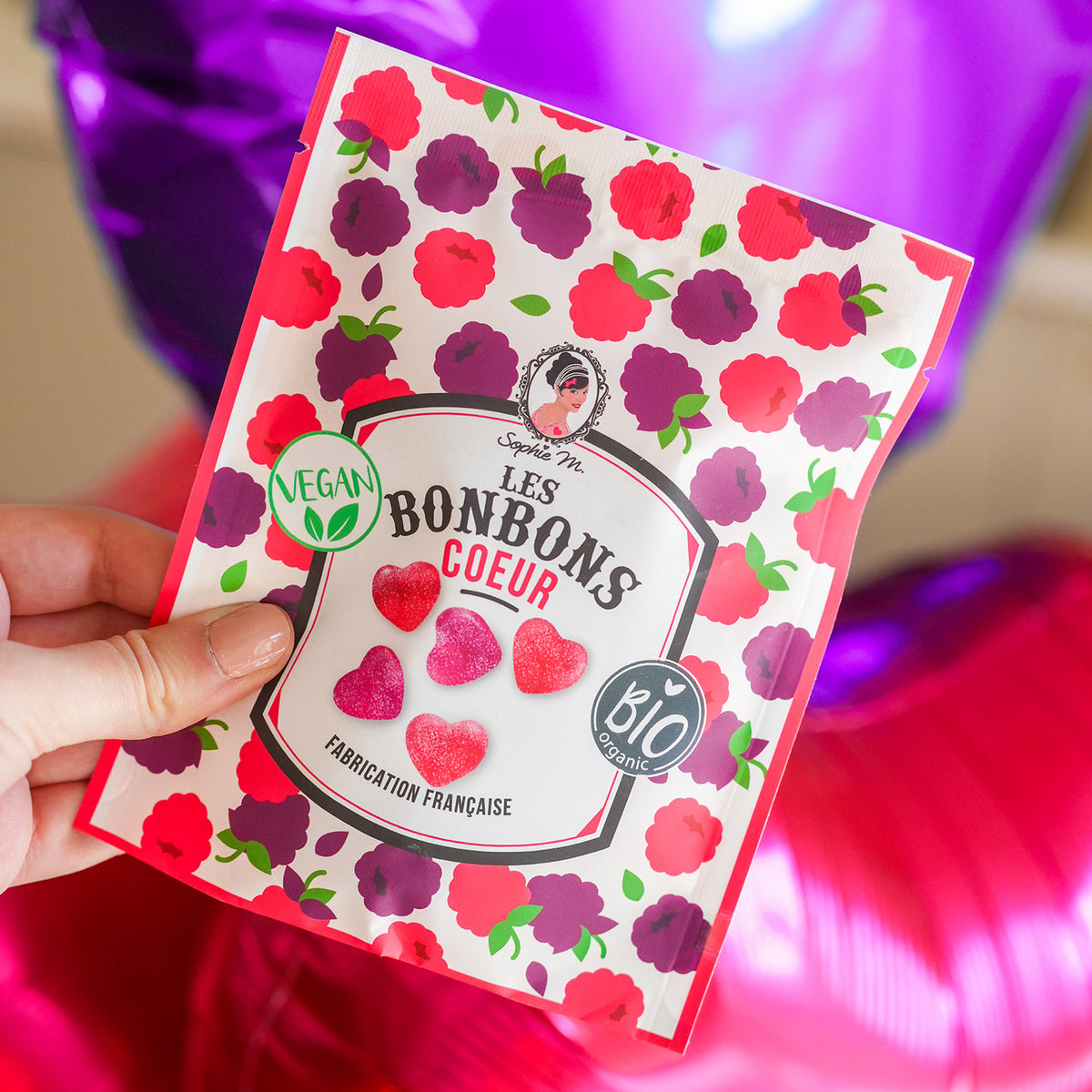 Sachet de bonbons en forme de cœur sur fond blanc