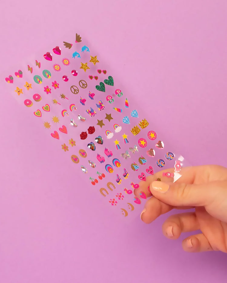 Boucles d'oreilles autocollantes en forme de cœur, vue de près.