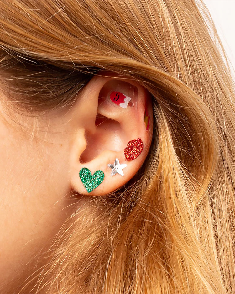 Boucles d'oreilles autocollantes en forme de cœur, vue de près.