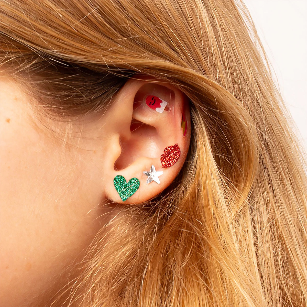 Boucles d'oreilles autocollantes en forme de cœur, vue de près.