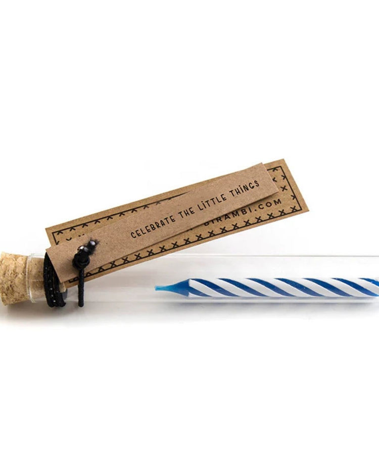 Tube à essai transparent avec bougie d'anniversaire à l'intérieur